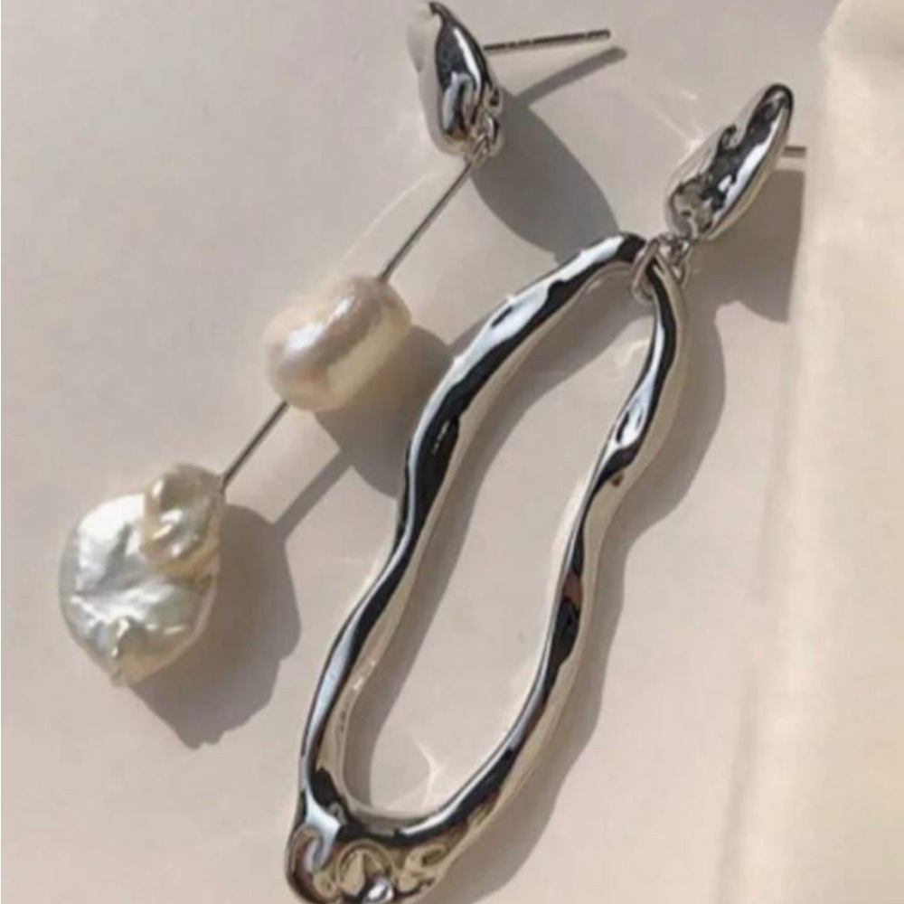 Elegant Asymmetrical Gold and Pearl Drop Earrings - Picture 5 of 16